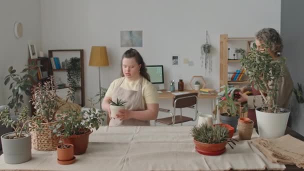 Flicka Med Syndrom Förkläde Promenader Med Kvinnliga Florist Vardagsrummet Bär — Stockvideo