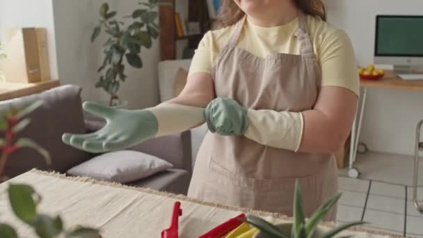 Dziewczyna Zespołem Downa Fartuchu Zakładając Gumowe Rękawiczki Przygotowując Się Repot — Wideo stockowe