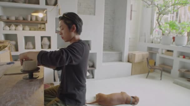 Seitenansicht Junger Asiatischer Keramiker Der Vase Aus Ton Auf Töpferscheibe — Stockvideo