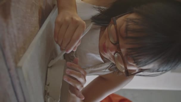 Vertikal Bild Ung Asiatisk Flicka Med Hjälp Keramik Verktyg För — Stockvideo