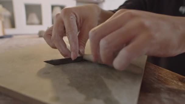 Nahaufnahme Von Händen Eines Unkenntlichen Keramikers Der Mit Einem Cutter — Stockvideo