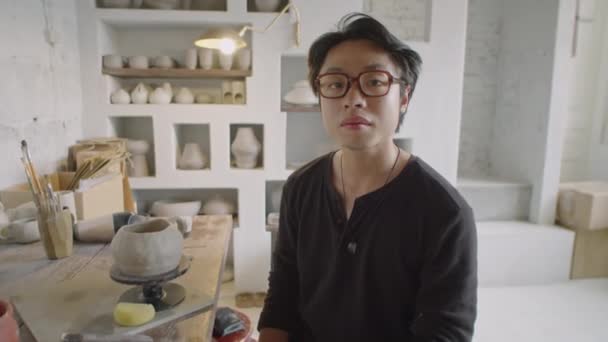 Портрет Молодої Азіатської Чоловічої Кераміки Позує Камеру Робочому Місці Мінімалістичній — стокове відео