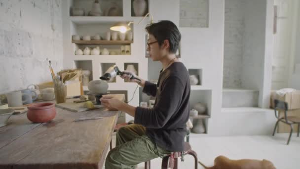 Seitenansicht Mittellange Aufnahme Professioneller Asiatischer Keramiker Der Töpferrad Dreht Und — Stockvideo