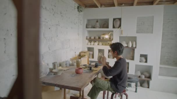 Полный Снимок Молодого Ремесленника Сидящего Рабочем Месте Мастерской Керамики Делающего — стоковое видео