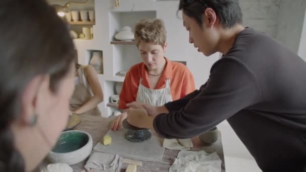 Professional Ceramist Teaching Girl How Work Pottery Wheel While Giving — Stock Video