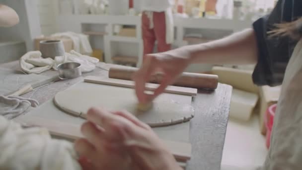 Junge Frauen Benetzen Ton Und Werfen Vase Auf Töpferscheibe Während — Stockvideo
