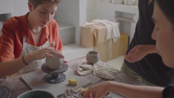 Asiatischer Keramiker Arbeitet Mit Ton Und Spricht Mit Studentinnen Während — Stockvideo