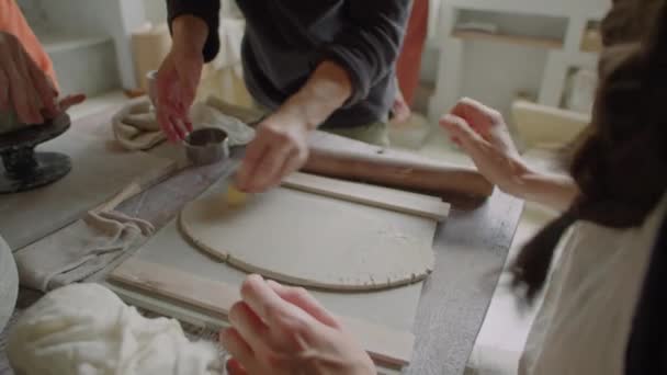 Professionelle Männliche Töpfer Benetzen Ton Mit Schwamm Während Keramik Kunstunterricht — Stockvideo