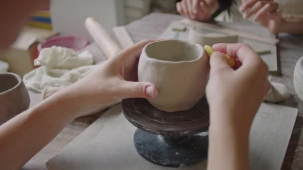 Über Die Schulter Einer Frau Die Keramikunterricht Tonbecher Mit Schwamm — Stockvideo