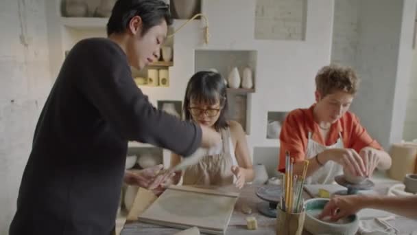 Азиатский Керамик Показывает Скручивать Глину Студенткам Время Мастер Класса Керамике — стоковое видео