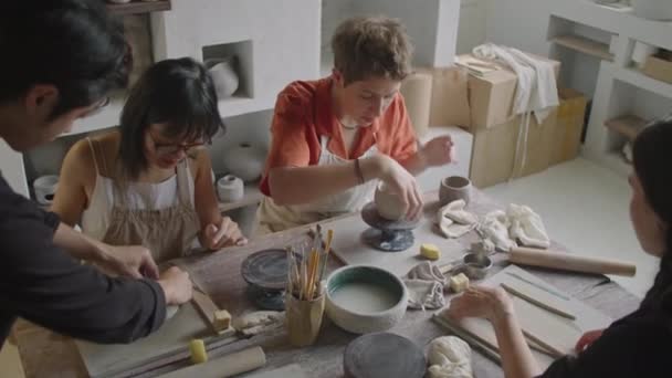 Vysoký Úhel Záběr Asijské Mužské Keramiky Učitel Chodí Kolem Stolu — Stock video