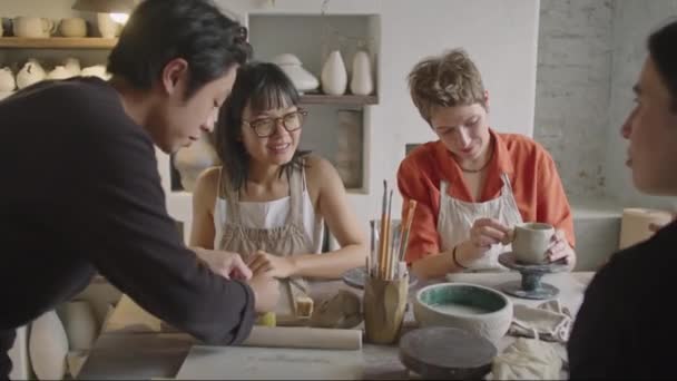 Asiatisk Keramiklärare Och Grupp Kvinnliga Studenter Modellera Lera Tillsammans Keramik — Stockvideo