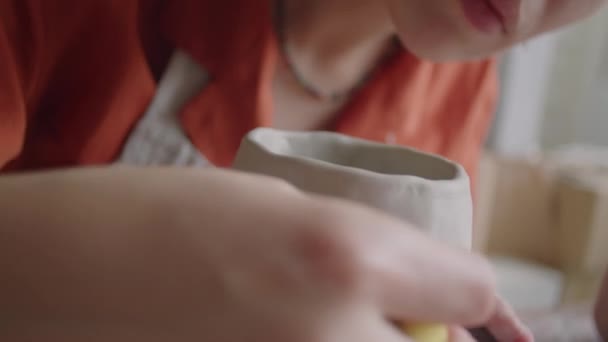 Çömlek Çarkındaki Seramik Bardağın Pürüzsüz Yüzeyi Için Sünger Kullanan Kadının — Stok video