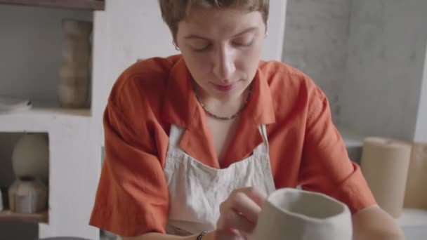 Junge Frau Beim Keramikunterricht Tonschürze Mit Schwamm Auf Töpferscheibe Erschossen — Stockvideo