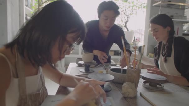 Ung Asiatisk Kvinna Bildar Lera Med Keramik Revben Samtidigt Göra — Stockvideo
