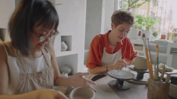 Junge Multiethnische Mädchen Die Keramik Herstellen Lächeln Und Plaudern Während — Stockvideo