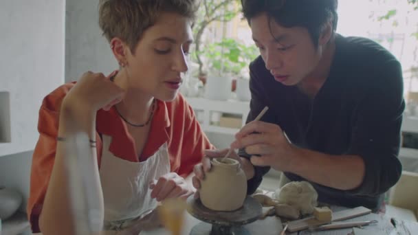Asijské Učitel Pomáhá Studentka Výrobou Keramické Vázy Keramické Kolo Během — Stock video