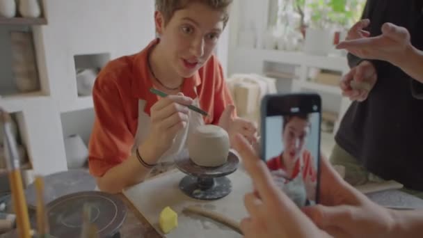 그녀의 친구가 도자기 클래스 스마트 폰으로 비디오를 촬영하는 도자기를 만드는 — 비디오