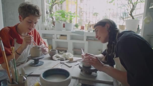 Молодые Подруги Делают Керамику Общаются Время Посещения Мастер Класса Гончарному — стоковое видео