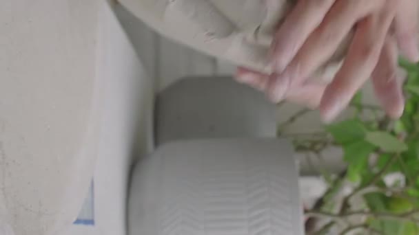 ワークショップでウィンドウのくだらない粘土の男性のポッターの手の垂直クローズアップショット — ストック動画