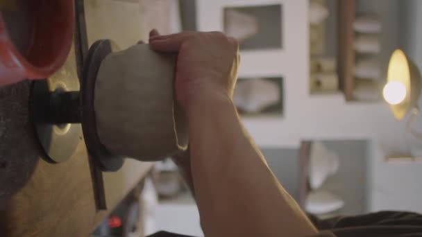Inclinazione Verticale Del Giovane Ceramista Asiatico Che Modella Argilla Sulla — Video Stock