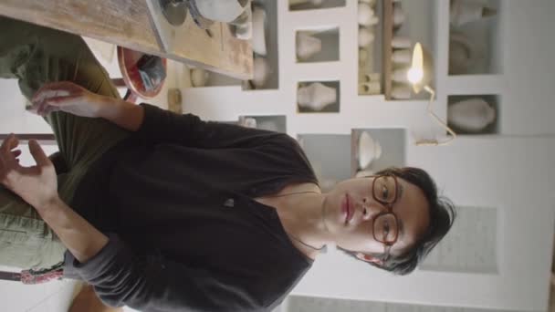 Vertikale Porträtaufnahme Eines Jungen Asiatischen Töpfers Der Arbeitsplatz Der Keramikwerkstatt — Stockvideo