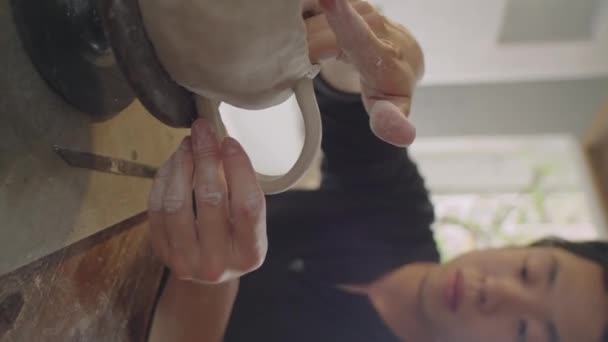 Vertikální Close Záběr Asijské Mužské Keramik Upevnění Rukojeť Hliněný Hrnek — Stock video