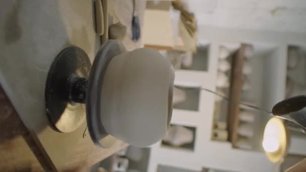 Çömlek Atölyesinde Seramik Kupaları Kuruturken Zanaatkarın Yapımı Saç Kurutma Makinesiyle — Stok video