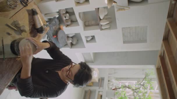 Vertikale Hochwinkelaufnahme Eines Jungen Männlichen Keramikers Der Arbeitsplatz Töpferatelier Den — Stockvideo