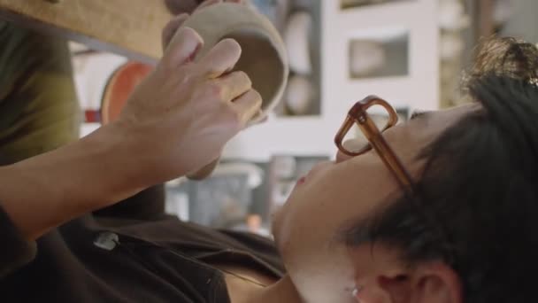 Vertikale Aufnahme Eines Männlichen Keramikers Beim Modellieren Eines Tonbechers Mit — Stockvideo