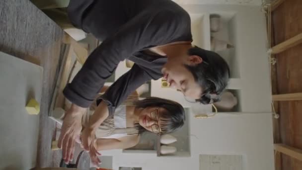 Verticale Shot Van Aziatische Mannelijke Leraar Rollen Klei Voor Studenten — Stockvideo