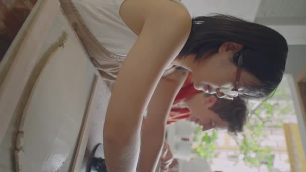 Vertical Shot Joven Asiática Chica Usando Esponja Agua Para Mojar — Vídeos de Stock