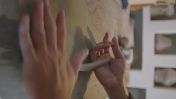Vertikale Nahaufnahme Von Händen Unkenntlicher Keramiker Die Tonspulen Arbeitstisch Töpferatelier — Stockvideo