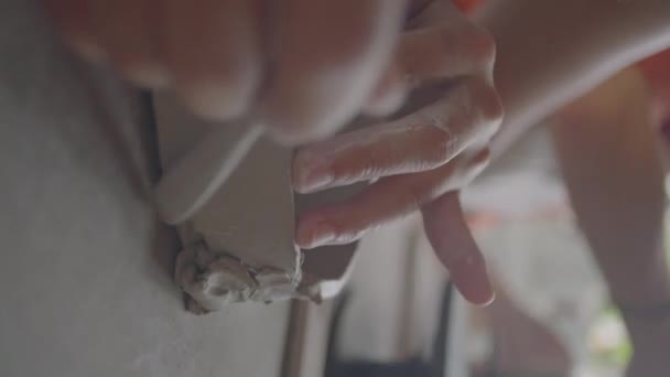 Vertikální Zblízka Záběr Rukou Řemeslného Modelování Hlíny Keramickým Žebrem Keramické — Stock video