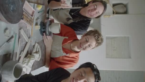 Вертикальний Дуговий Знімок Веселого Азіатського Вчителя Студенток Посміхаючись Позуючи Керамікою — стокове відео