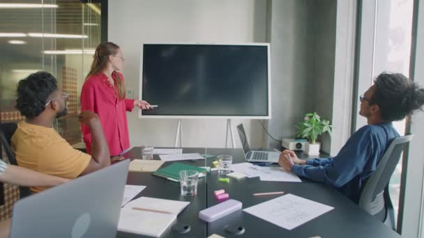 사무실 동료의 디지털 화면에 비즈니스 — 비디오
