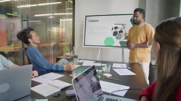Junger Multiethnischer Geschäftsmann Gibt Präsentation Auf Digitalem Bildschirm Multiethnisches Team — Stockvideo