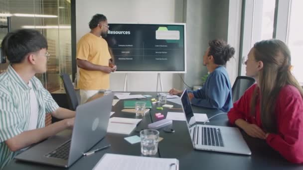 Junger Geschäftsmann Gibt Präsentation Auf Interaktivem Digitalem Bildschirm Vor Ethnisch — Stockvideo