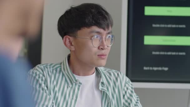 Sobre Ombro Tiro Asiático Gen Homem Ter Conversa Com Colega — Vídeo de Stock