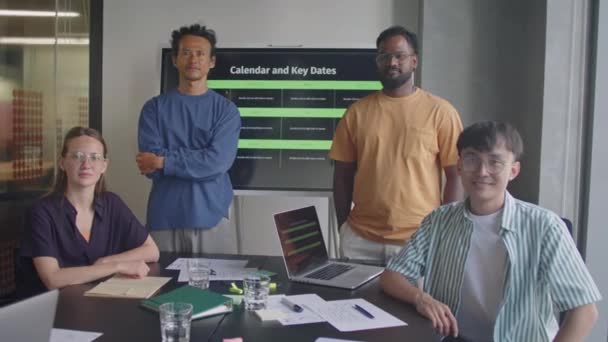 Csoport Portré Többnemzetiségű Üzleti Csapat Pózol Együtt Fényképezőgép Digitális Képernyőn — Stock videók
