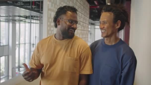 Ofis Koridorunda Yürüyen Gülümseyen Sohbet Eden Çok Irklı Erkek Arkadaşların — Stok video