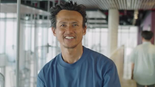 Portrét Radostného Asijského Muže Středního Věku Šťastně Usmívajícího Kameru Zatímco — Stock video