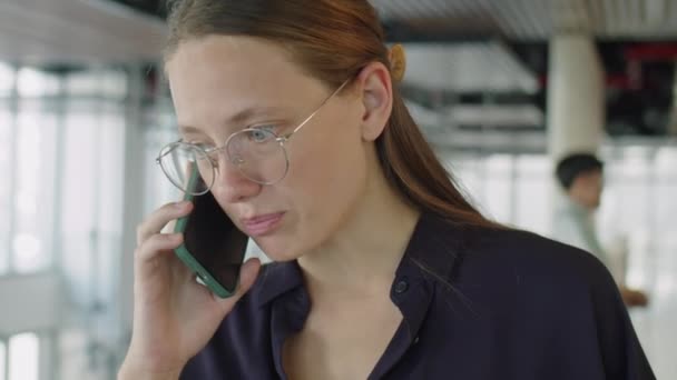 Young Gen Businesswoman Stoi Centrum Biurowym Rozmawia Przez Telefon Komórkowy — Wideo stockowe