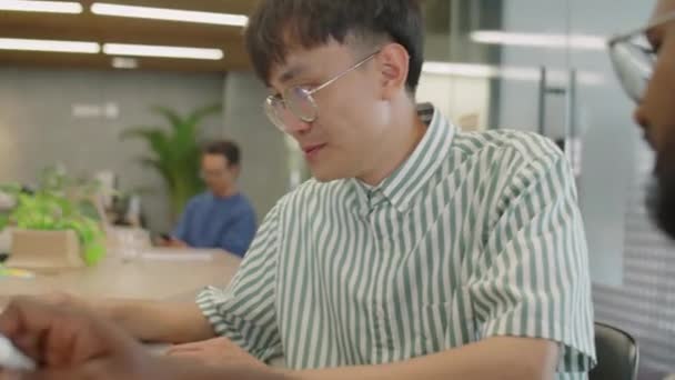 Tilt Shot Van Jonge Aziatische Man Bespreken Business Project Laptop — Stockvideo