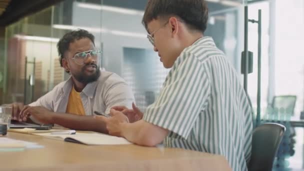 Hombre Indio Joven Usando Ordenador Portátil Hablando Con Colega Masculino — Vídeos de Stock