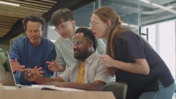 Багатоетнічна Бізнес Команда Читає Новини Екрану Ноутбука Захоплюється Кричить Високою — стокове відео