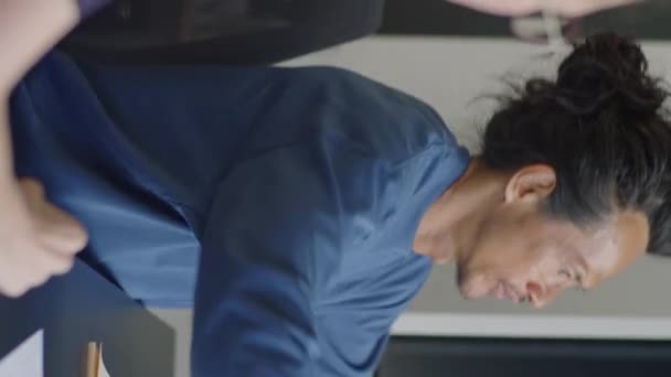 Senkrecht Über Der Schulter Aufnahme Eines Asiatischen Mannes Der Besprechungstisch — Stockvideo