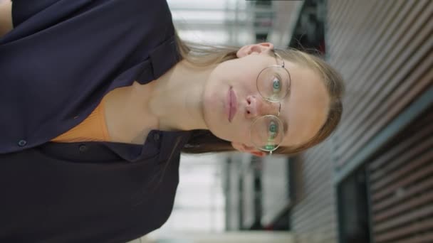 Verticaal Portret Van Jonge Mooie Vrouw Poseren Voor Camera Business — Stockvideo