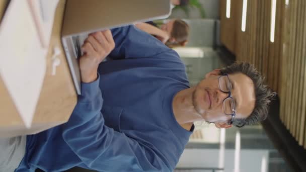 Retrato Vertical Del Hombre Asiático Ropa Casualwear Gafas Sentado Con — Vídeos de Stock