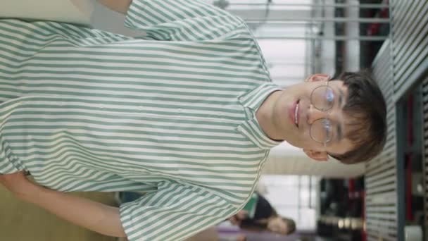 Retrato Vertical Jovem Gen Homem Asiático Camisa Listrada Óculos Posando — Vídeo de Stock